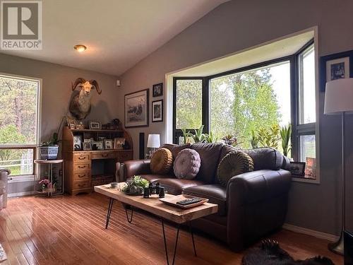 4836 Kennedy  Road, Cranbrook, BC - Indoor Photo Showing Living Room