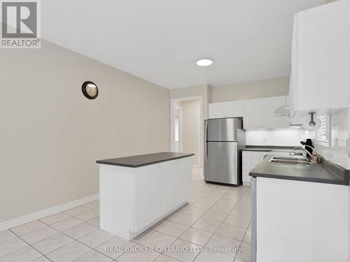 42 Cedarhurst Drive, Richmond Hill (Devonsleigh), ON - Indoor Photo Showing Kitchen