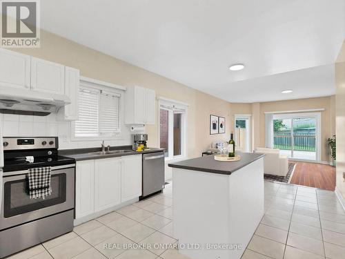 42 Cedarhurst Drive, Richmond Hill (Devonsleigh), ON - Indoor Photo Showing Kitchen With Double Sink