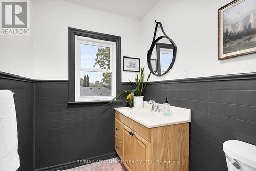 32 David Street, London, ON - Indoor Photo Showing Bathroom