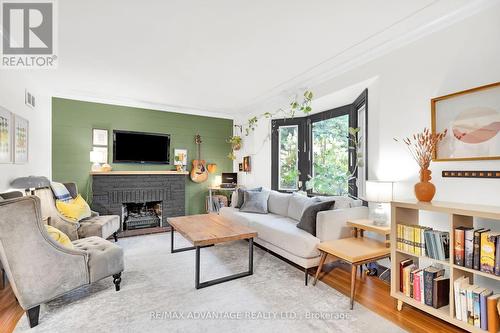 32 David Street, London, ON - Indoor Photo Showing Living Room With Fireplace