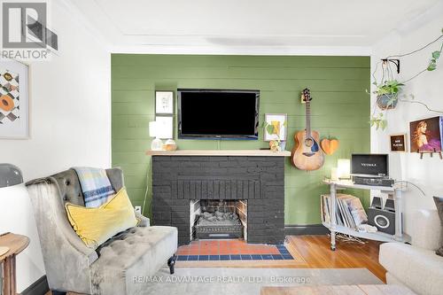 32 David Street, London, ON - Indoor Photo Showing Living Room With Fireplace