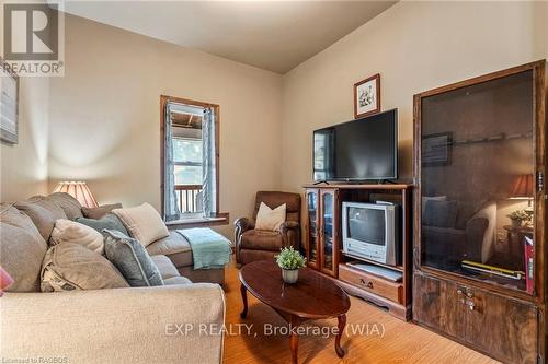 194 Frank Street, South Bruce Peninsula, ON - Indoor Photo Showing Living Room