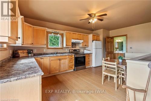 194 Frank Street, South Bruce Peninsula, ON - Indoor Photo Showing Kitchen