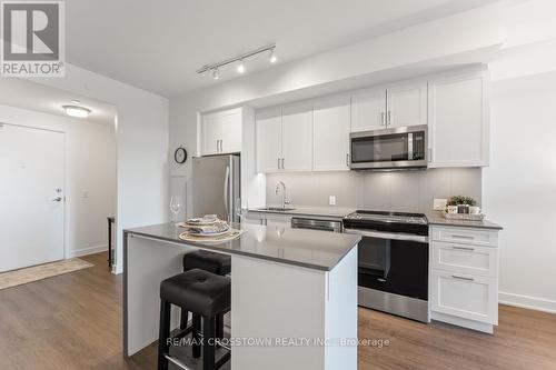 420 - 681 Yonge Street, Barrie (Painswick South), ON - Indoor Photo Showing Kitchen With Stainless Steel Kitchen With Upgraded Kitchen