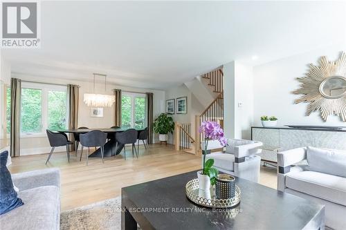 3410 Spruce Avenue, Burlington (Roseland), ON - Indoor Photo Showing Living Room