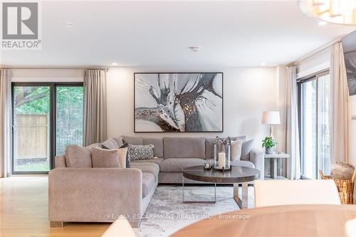 3410 Spruce Avenue, Burlington (Roseland), ON - Indoor Photo Showing Living Room