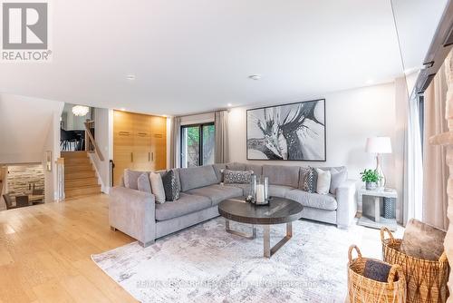 3410 Spruce Avenue, Burlington (Roseland), ON - Indoor Photo Showing Living Room