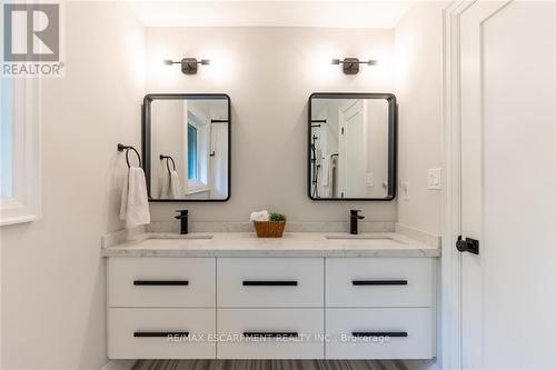 3410 Spruce Avenue, Burlington (Roseland), ON - Indoor Photo Showing Bathroom