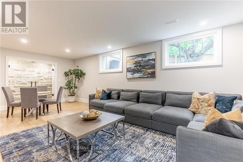 3410 Spruce Avenue, Burlington (Roseland), ON - Indoor Photo Showing Living Room