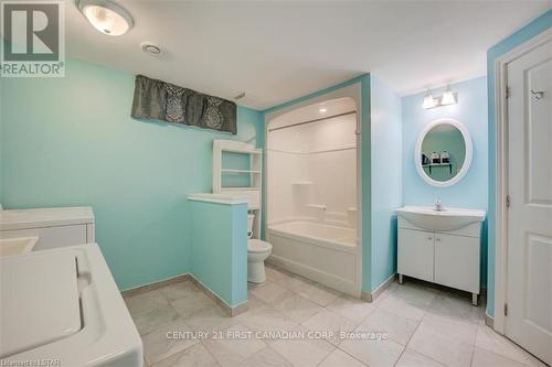 8 Greenfield Court, London, ON - Indoor Photo Showing Bathroom