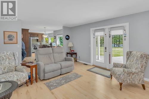 2390 Karli Court, West Kelowna, BC - Indoor Photo Showing Living Room