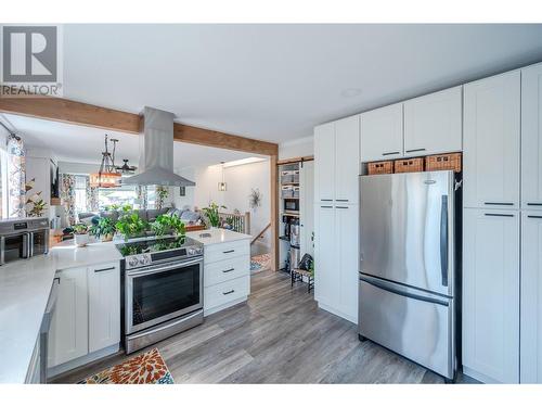 186 Baskin Court, Penticton, BC - Indoor Photo Showing Kitchen With Stainless Steel Kitchen