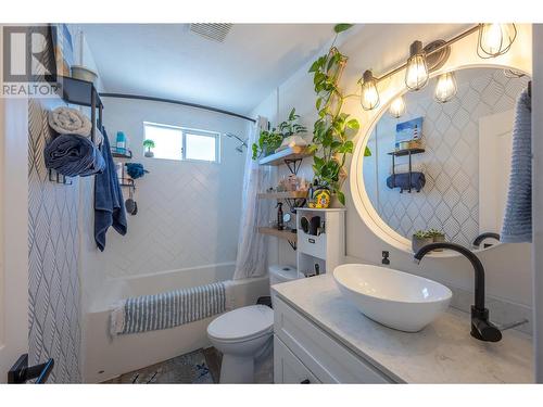 186 Baskin Court, Penticton, BC - Indoor Photo Showing Bathroom