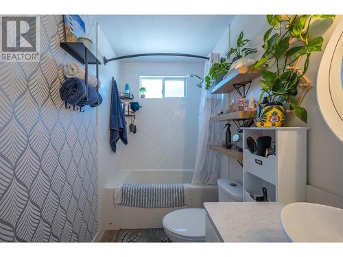 186 Baskin Court, Penticton, BC - Indoor Photo Showing Bathroom