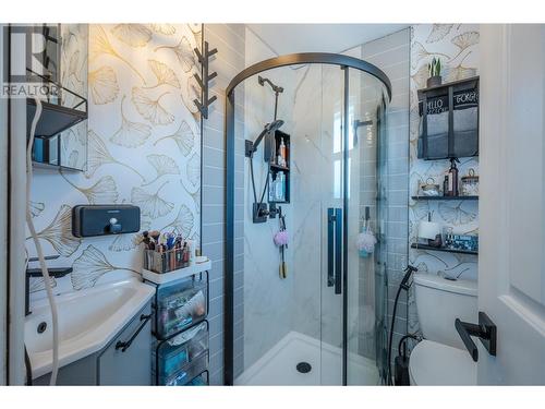 186 Baskin Court, Penticton, BC - Indoor Photo Showing Bathroom