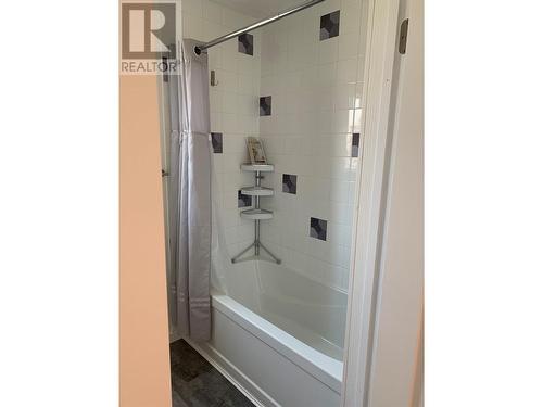 186 Baskin Court, Penticton, BC - Indoor Photo Showing Bathroom