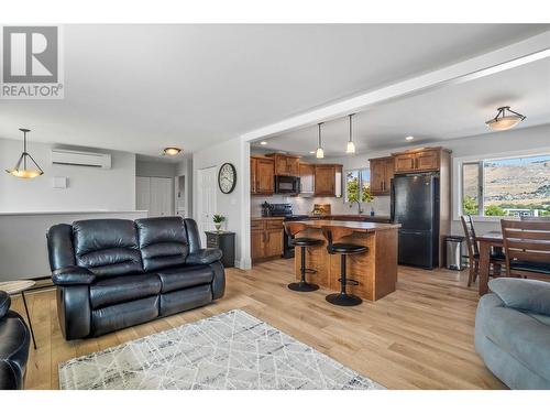 7005 Longacre Drive, Vernon, BC - Indoor Photo Showing Living Room