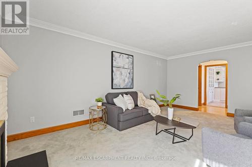 12 Broderick Avenue, Thorold, ON - Indoor Photo Showing Living Room