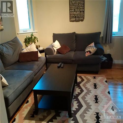 324 Currell Avenue, Ottawa, ON - Indoor Photo Showing Living Room