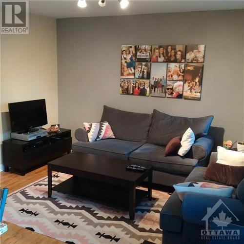 324 Currell Avenue, Ottawa, ON - Indoor Photo Showing Living Room