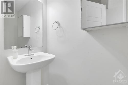 402 Cope Drive, Ottawa, ON - Indoor Photo Showing Bathroom