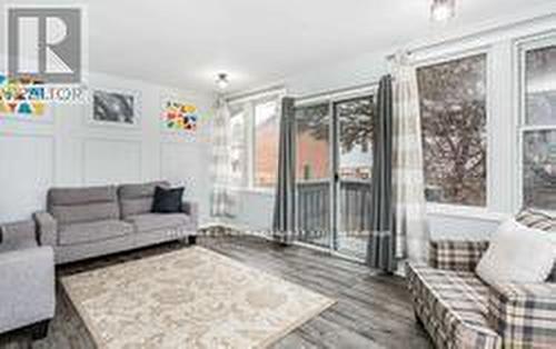 7549 Catalpa Road, Mississauga, ON - Indoor Photo Showing Living Room