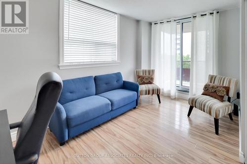 605 - 1881 Jane Street, Toronto (Maple Leaf), ON - Indoor Photo Showing Living Room