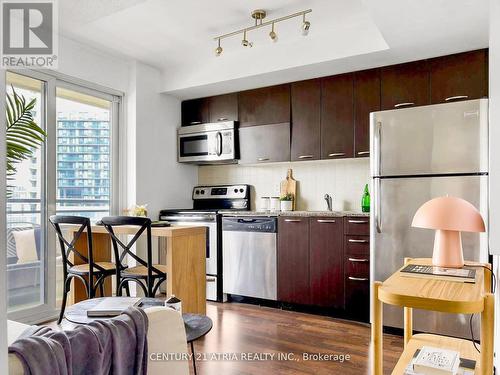 920 - 38 Joe Shuster Way, Toronto (South Parkdale), ON - Indoor Photo Showing Kitchen