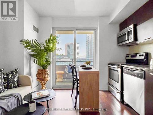 920 - 38 Joe Shuster Way, Toronto (South Parkdale), ON - Indoor Photo Showing Kitchen