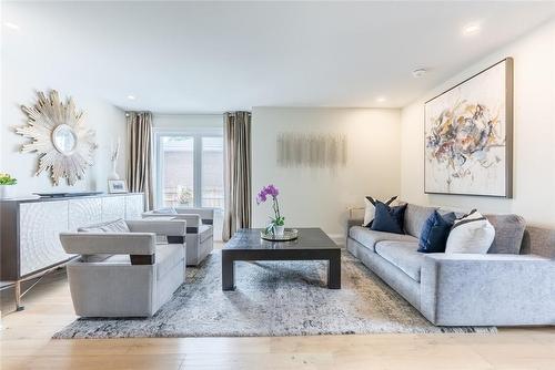 3410 Spruce Avenue, Burlington, ON - Indoor Photo Showing Living Room