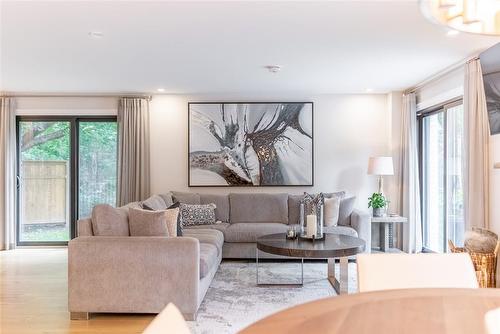 3410 Spruce Avenue, Burlington, ON - Indoor Photo Showing Living Room