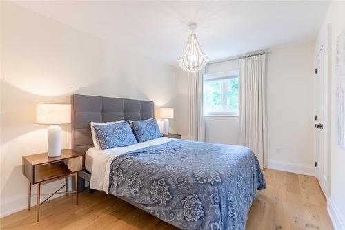 3410 Spruce Avenue, Burlington, ON - Indoor Photo Showing Bedroom