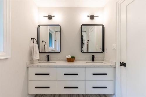 3410 Spruce Avenue, Burlington, ON - Indoor Photo Showing Bathroom