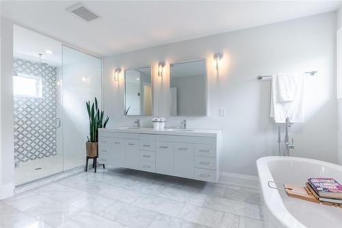 3410 Spruce Avenue, Burlington, ON - Indoor Photo Showing Bathroom