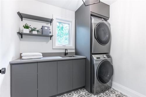 3410 Spruce Avenue, Burlington, ON - Indoor Photo Showing Laundry Room