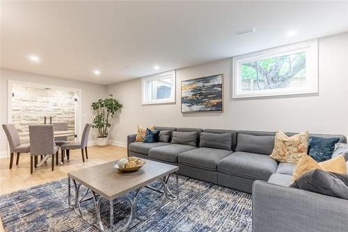 3410 Spruce Avenue, Burlington, ON - Indoor Photo Showing Living Room