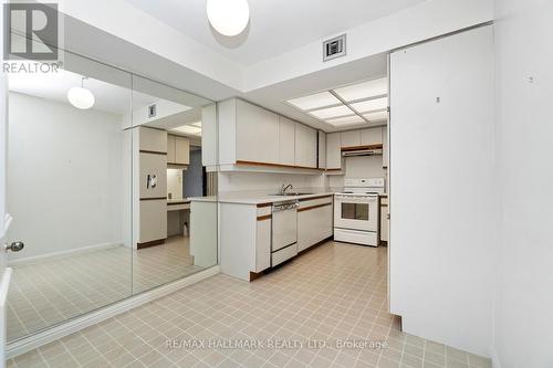 902 - 900 Yonge Street, Toronto (Annex), ON - Indoor Photo Showing Kitchen