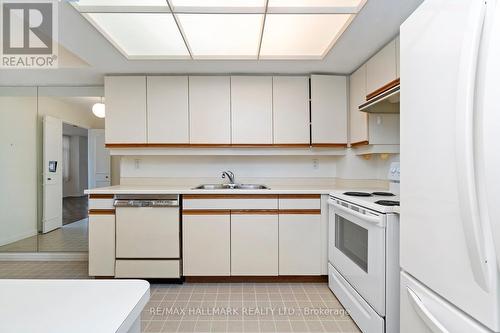 902 - 900 Yonge Street, Toronto (Annex), ON - Indoor Photo Showing Kitchen With Double Sink