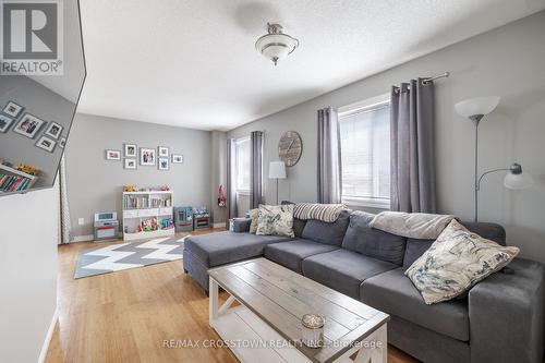 32 Brown Wood Drive, Barrie (Little Lake), ON - Indoor Photo Showing Living Room