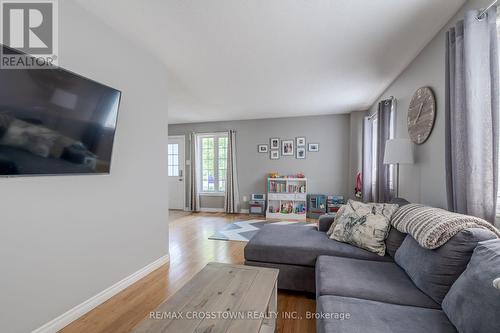 32 Brown Wood Drive, Barrie (Little Lake), ON - Indoor Photo Showing Living Room