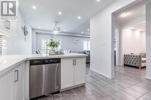 259 Chelsea Crescent, Bradford West Gwillimbury (Bradford), ON - Indoor Photo Showing Kitchen With Upgraded Kitchen