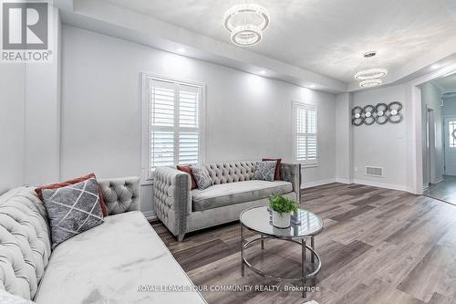 259 Chelsea Crescent, Bradford West Gwillimbury (Bradford), ON - Indoor Photo Showing Living Room