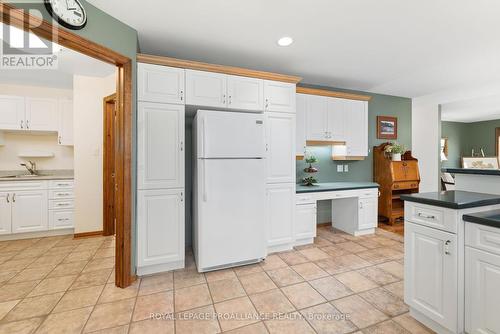 32 Pierce Road, Prince Edward County (Bloomfield), ON - Indoor Photo Showing Kitchen