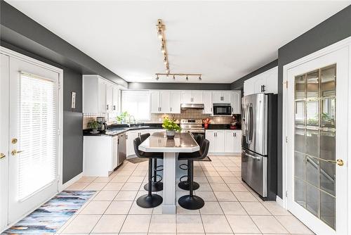 spacious entertainer's kitchen - 54 Stonepine Crescent, Hamilton, ON - Indoor Photo Showing Kitchen