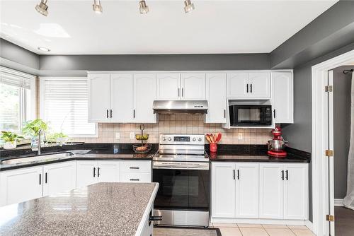 great working kitchen layout - 54 Stonepine Crescent, Hamilton, ON - Indoor Photo Showing Kitchen