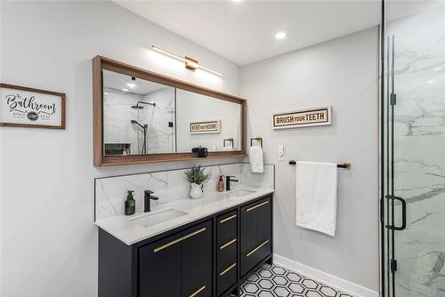 double sink vanity - 54 Stonepine Crescent, Hamilton, ON - Indoor Photo Showing Bathroom