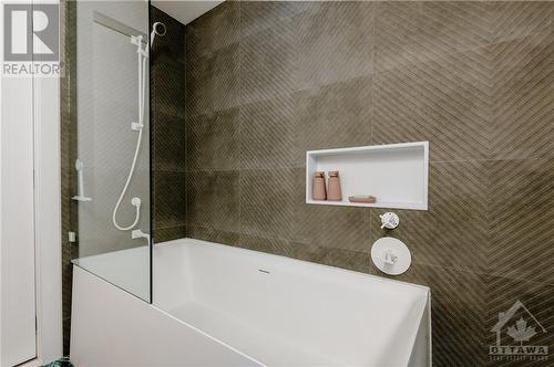 97 Glen Avenue, Ottawa, ON - Indoor Photo Showing Bathroom