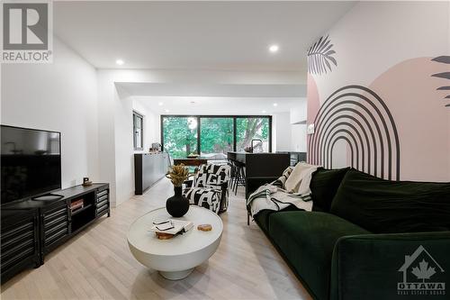 97 Glen Avenue, Ottawa, ON - Indoor Photo Showing Living Room