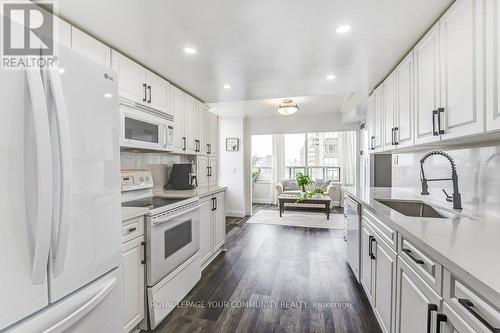 2502 - 195 Wynford Drive, Toronto (Flemingdon Park), ON - Indoor Photo Showing Kitchen